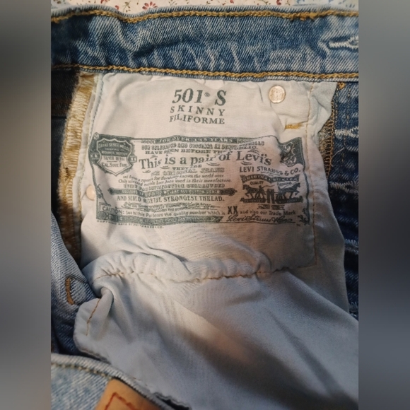 A Levi Strauss 501 Classic Button Fly Light Wash Blue Jeans - Picture 10 of 15